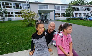 Ein täglicher Kampf: Fatih Dogan mit Tochter Kayla (6, l.) und Mitschülerin Mislina (6) vor der Hans-Christian-Andersen-Schule. - Andreas Zobe Ein täglicher Kampf: Fatih Dogan mit Tochter Kayla (6, l.) und Mitschülerin Mislina (6) vor der Hans-Christian-Andersen-Schule. - Andreas Zobe