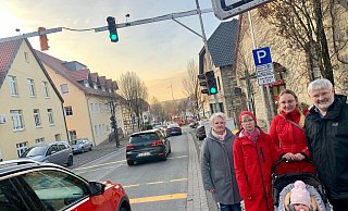 Über die provisorische Ampel-Lösung ärgern sich mitten in Lichtenau (v. l.) Iris Küting-Sander, Ulrike Steinhagen, Sophia Brand und Günter Steinhagen. - Jens Reddeker Über die provisorische Ampel-Lösung ärgern sich mitten in Lichtenau (v. l.) Iris Küting-Sander, Ulrike Steinhagen, Sophia Brand und Günter Steinhagen. - Jens Reddeker