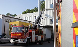 Über die Drehleiter kontrolliert ein Feuerwehrmann das Dach der Wäscherei am Kühlermühler Weg. Foto: Dieter Scholz - Dieter Scholz Über die Drehleiter kontrolliert ein Feuerwehrmann das Dach der Wäscherei am Kühlermühler Weg. Foto: Dieter Scholz - Dieter Scholz