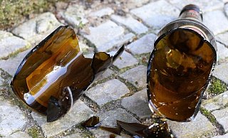 Scherben einer Bierflasche. (Symbolbild) - Pixabay Scherben einer Bierflasche. (Symbolbild) - Pixabay