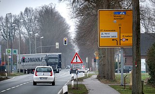 Direkt nach Ostern wird die Bundesstraße 61 zwischen Bielefeld und Gütersloh gesperrt. Die Kreuzung B61/Osnabrücker Landstraße (Foto) muss saniert werden. Der Verkehr wird umgeleitet. - Andreas Frücht Direkt nach Ostern wird die Bundesstraße 61 zwischen Bielefeld und Gütersloh gesperrt. Die Kreuzung B61/Osnabrücker Landstraße (Foto) muss saniert werden. Der Verkehr wird umgeleitet. - Andreas Frücht
