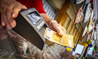 Ein 50-Euro-Schein wird an einem Stand auf dem Leinewebermarkt mit einem Prüfgerät untersucht. - Mike-Dennis Mller / www.mdm.photo Ein 50-Euro-Schein wird an einem Stand auf dem Leinewebermarkt mit einem Prüfgerät untersucht. - Mike-Dennis Mller / www.mdm.photo
