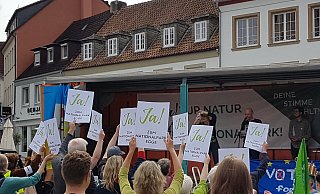 Klares Bekenntnis: Die Teilnehmenden des Klimastreiks zeigen mit zuvor verteilten Plakaten, wie sie zum Nationalpark Egge stehen. - Birger Berbüsse Klares Bekenntnis: Die Teilnehmenden des Klimastreiks zeigen mit zuvor verteilten Plakaten, wie sie zum Nationalpark Egge stehen. - Birger Berbüsse