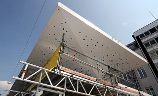 Teurere Dächer: Schirmartig wölben sich die neuen Haltestellendächer, an denen die ersten Verkleidungen montiert sind, nach unten: Ihre Technik und Gründung, aber auch der Wunsch, sie besser zu beleuchten, treiben die Kosten hoch. FotoS: Wolfgang Rudolf - Wolfgang Rudolf Teurere Dächer: Schirmartig wölben sich die neuen Haltestellendächer, an denen die ersten Verkleidungen montiert sind, nach unten: Ihre Technik und Gründung, aber auch der Wunsch, sie besser zu beleuchten, treiben die Kosten hoch. FotoS: Wolfgang Rudolf - Wolfgang Rudolf