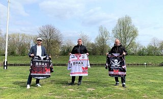 Vorstellung am Herforder Bootshaus: Den Kurs bei den Ice Dragons gibt ab sofort Michael Bielefeld (m.) vor, unterstützt wird er von Dennis Schmunk und Andreas Ober (r.). - Lars Fege Vorstellung am Herforder Bootshaus: Den Kurs bei den Ice Dragons gibt ab sofort Michael Bielefeld (m.) vor, unterstützt wird er von Dennis Schmunk und Andreas Ober (r.). - Lars Fege