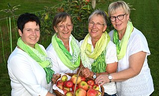 „Rund um den Apfel: Ein beliebtes und vielseitiges Obst“ - unter diesem Motto lädt der Landfrauen-Stadtverband Borgentreich mit Rita Schlüter (v.l.), Ute Lattrich, Monika Aufenanger und Marlene Dierkes ein. - Thomas Kube „Rund um den Apfel: Ein beliebtes und vielseitiges Obst“ - unter diesem Motto lädt der Landfrauen-Stadtverband Borgentreich mit Rita Schlüter (v.l.), Ute Lattrich, Monika Aufenanger und Marlene Dierkes ein. - Thomas Kube
