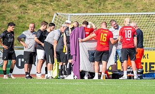 Spielabbruch nach Rettungseinsatz: Die Spieler und Beteiligten des 1. FC Nieheim schirmen ihren zusammengebrochenen Spieler ab. - Joel Beinke Spielabbruch nach Rettungseinsatz: Die Spieler und Beteiligten des 1. FC Nieheim schirmen ihren zusammengebrochenen Spieler ab. - Joel Beinke