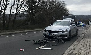 Beim Abbiegeversuch wurde der Radfahrer von dem Auto erfasst. - Christine Riechmann Beim Abbiegeversuch wurde der Radfahrer von dem Auto erfasst. - Christine Riechmann