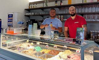 Mit der Eisdiele Eisperle haben sich die Cousins Leutrim (l.) und Edison Gerguri einen Traum erfüllt. - Dana Stoll Mit der Eisdiele Eisperle haben sich die Cousins Leutrim (l.) und Edison Gerguri einen Traum erfüllt. - Dana Stoll