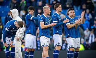 Arminia Bielefelds Profis bedanken sich niedergeschlagen bei ihren Anhängern auf der Südtribüne für deren Unterstützung. - Sarah Jonek Arminia Bielefelds Profis bedanken sich niedergeschlagen bei ihren Anhängern auf der Südtribüne für deren Unterstützung. - Sarah Jonek