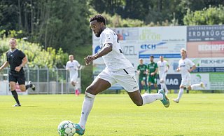 Schnell unterwegs: Jeff-Denis Fehr sorgte mit seinem Tempo vor in der ersten Halbzeit immer wieder für Gefahr über den linken Flügel. Er erzielte auch das zwischenzeitliche 2:1 für den SV Rödinghausen, der letztlich aber gegen Borussia Mönchengladbach II mit 2:4 verlor. - Joel Beinke Schnell unterwegs: Jeff-Denis Fehr sorgte mit seinem Tempo vor in der ersten Halbzeit immer wieder für Gefahr über den linken Flügel. Er erzielte auch das zwischenzeitliche 2:1 für den SV Rödinghausen, der letztlich aber gegen Borussia Mönchengladbach II mit 2:4 verlor. - Joel Beinke