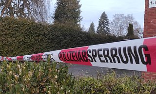 Die Polizei hat den mutmaßlichen Tatort, einen Fußweg neben einer Apotheke in Lauenförde mit Flatterband abgesperrt. - Svenja Ludwig Die Polizei hat den mutmaßlichen Tatort, einen Fußweg neben einer Apotheke in Lauenförde mit Flatterband abgesperrt. - Svenja Ludwig