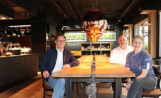 An der langen Tafel haben sich im Juli 2020 Restaurantleiter Armin Weisenberger (l.) sowie die Besitzer Marco Rückl und Iris Bettinger auf die Neueröffnung des "Ferndindand" gefreut. Jetzt haben sie wieder einen Grund zur Freude. - Marion Pokorra-Brockschmidt An der langen Tafel haben sich im Juli 2020 Restaurantleiter Armin Weisenberger (l.) sowie die Besitzer Marco Rückl und Iris Bettinger auf die Neueröffnung des "Ferndindand" gefreut. Jetzt haben sie wieder einen Grund zur Freude. - Marion Pokorra-Brockschmidt