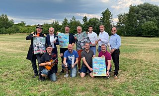 Hier findet das Jubiläumsfest statt: Dirk Lange, Martin Dirkes, Markus Gessinger, Dieter Hoffmeister, Dominik Thiet, Swen Mäding und Stefan Wiedemeier (hinten v. l.) sowie Udo Klare, Thomas Göke, Andreas Volmer und Axel Remmert-Bobe (vorne v. l.) am Piepenbrink. - Ariane Mönikes Hier findet das Jubiläumsfest statt: Dirk Lange, Martin Dirkes, Markus Gessinger, Dieter Hoffmeister, Dominik Thiet, Swen Mäding und Stefan Wiedemeier (hinten v. l.) sowie Udo Klare, Thomas Göke, Andreas Volmer und Axel Remmert-Bobe (vorne v. l.) am Piepenbrink. - Ariane Mönikes