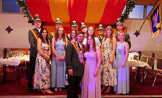 André Noll und seine Freundin Laura Kersting sind das neue Königspaar in Benhausen. - Schützenverein Benhausen André Noll und seine Freundin Laura Kersting sind das neue Königspaar in Benhausen. - Schützenverein Benhausen
