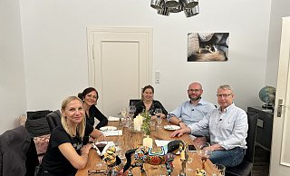 Die Folge des perfekten Dinners mit Gastgeberin Gina Alberts (Mitte) wird demnächst bei VOX ausgestrahlt. - RTL/ITV Studios Germany Die Folge des perfekten Dinners mit Gastgeberin Gina Alberts (Mitte) wird demnächst bei VOX ausgestrahlt. - RTL/ITV Studios Germany