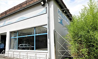 Das mehr als fast 50 Jahre alte Warburger Hallenbad ist marode, muss aber bis mindestens Pfingsten 2027 durchhalten. - Simone Flörke Das mehr als fast 50 Jahre alte Warburger Hallenbad ist marode, muss aber bis mindestens Pfingsten 2027 durchhalten. - Simone Flörke