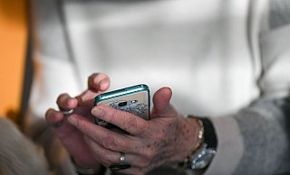 Die Bielefelderin chattete mit ihrer Tochter, das dachte sie jedenfalls. Tatsächlich legten Kriminelle die gutmütige Frau herein. - Symbolfoto: picture alliance / dpa Die Bielefelderin chattete mit ihrer Tochter, das dachte sie jedenfalls. Tatsächlich legten Kriminelle die gutmütige Frau herein. - Symbolfoto: picture alliance / dpa