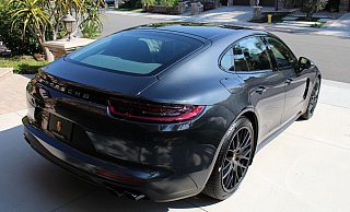 Der Porsche Panamera gehört zu den größten Sportwagen des Stuttgarter Herstellers - mit 480 PS und einer Höchstgeschwindigkeit von 300 km/h. - Symbolfoto: pixabay / Creative Commons Der Porsche Panamera gehört zu den größten Sportwagen des Stuttgarter Herstellers - mit 480 PS und einer Höchstgeschwindigkeit von 300 km/h. - Symbolfoto: pixabay / Creative Commons