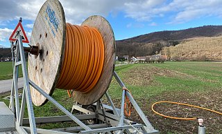 Überall sieht man derzeit die großen Kabeltrommeln mit den begehrten Glasfaserkabeln. Überall? Die Randbezirke der Stadt, die eher unlukrativ für Glasfaser-Anbieter sind, werden nun vermutlich das Nachsehen haben. - Nicole Sielermann Überall sieht man derzeit die großen Kabeltrommeln mit den begehrten Glasfaserkabeln. Überall? Die Randbezirke der Stadt, die eher unlukrativ für Glasfaser-Anbieter sind, werden nun vermutlich das Nachsehen haben. - Nicole Sielermann