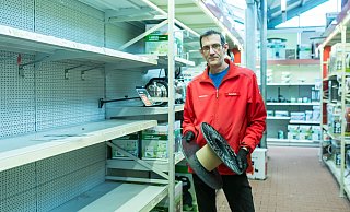 Bernd Petrovitsch steht im Hagebaumarkt vor leeren Regalen. Pumpen sind ausverkauft, Zubehör ist nur noch sehr wenig vorhanden. - Andre Schneider Bernd Petrovitsch steht im Hagebaumarkt vor leeren Regalen. Pumpen sind ausverkauft, Zubehör ist nur noch sehr wenig vorhanden. - Andre Schneider