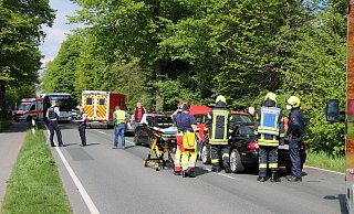 Für die Dauer der Unfallaufnahme blieb die B 61 zwischen Gütersloh undRheda-Wiedenbrück in beiden Richtungen gesperrt. Es kam dadurch zu erheblichenVerkehrsbehinderungen. - Thorsten Heß Für die Dauer der Unfallaufnahme blieb die B 61 zwischen Gütersloh undRheda-Wiedenbrück in beiden Richtungen gesperrt. Es kam dadurch zu erheblichenVerkehrsbehinderungen. - Thorsten Heß