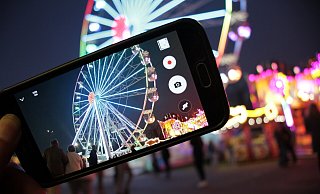 Das tonnenschwere Riesenrad auf der „Oktoberwoche light" gehört wohl zu den beliebtesten Fotomotiven der Festwoche. - Dieter Scholz Das tonnenschwere Riesenrad auf der „Oktoberwoche light" gehört wohl zu den beliebtesten Fotomotiven der Festwoche. - Dieter Scholz