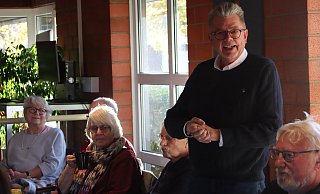 Alt-Bürgermeister Gerhard Schemmel gab im Erzählcafé Geschichten aus seiner 21-jährigen Amtszeit als hauptamtlicher Bürgermeister zum Besten. - Birgit Guhlke Alt-Bürgermeister Gerhard Schemmel gab im Erzählcafé Geschichten aus seiner 21-jährigen Amtszeit als hauptamtlicher Bürgermeister zum Besten. - Birgit Guhlke
