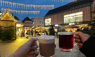Für eine heiße Schokolade mit Sahne zahlen Weihnachtsmarktbesucher in Höxter 3,50 Euro. Mit einem Schuss Alkohol werden es 1 Euro mehr. Das gleiche gilt für Glühwein. - Nicole Fischer Für eine heiße Schokolade mit Sahne zahlen Weihnachtsmarktbesucher in Höxter 3,50 Euro. Mit einem Schuss Alkohol werden es 1 Euro mehr. Das gleiche gilt für Glühwein. - Nicole Fischer