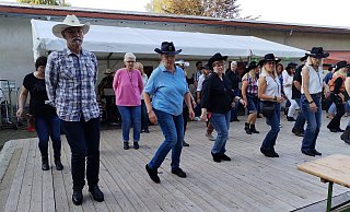 Ob Anchor Step, Toe Strut oder einfach Free Style: Von Anfang an ist die Tanzfläche bei der Country Night der Obernbecker Schützen mit begeisterten Line Dancern gefüllt. - Gabriele Freimuth Ob Anchor Step, Toe Strut oder einfach Free Style: Von Anfang an ist die Tanzfläche bei der Country Night der Obernbecker Schützen mit begeisterten Line Dancern gefüllt. - Gabriele Freimuth