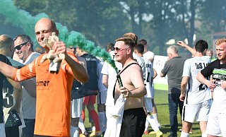 In Partylaune: Ein Loher Fan bringt hier nach dem Aufstieg in Dielingen etwas Farbe ins Spiel. - Jürgen Krüger In Partylaune: Ein Loher Fan bringt hier nach dem Aufstieg in Dielingen etwas Farbe ins Spiel. - Jürgen Krüger