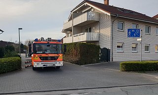 Auf dem Balkon befand sich ein bereits abgelöschter Gasgrill, als die Einsatzkräfte eintrafen. - Feuerwehr Paderborn Auf dem Balkon befand sich ein bereits abgelöschter Gasgrill, als die Einsatzkräfte eintrafen. - Feuerwehr Paderborn