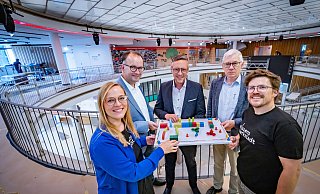 Gesa Fischer (v.l.), Martin Knabenreich, Marcus Scharpenberg, Walter Hauer und Giovanni Fusarelli sind die Macher der Wissenswerkstadt, die sich nach zehn Jahren Planung den Bielefeldern vorstellt. Hier findest du die passenden Menschen in unserem TeamAllgemeine AnfragenTel. 0521 - 55 77 4 - 555Kontakt für Institutionen & KooperationenMartin KnabenreichGesa FischerGiovanni Fusarelli - Sarah Jonek / Jonek Fotografie Gesa Fischer (v.l.), Martin Knabenreich, Marcus Scharpenberg, Walter Hauer und Giovanni Fusarelli sind die Macher der Wissenswerkstadt, die sich nach zehn Jahren Planung den Bielefeldern vorstellt. Hier findest du die passenden Menschen in unserem TeamAllgemeine AnfragenTel. 0521 - 55 77 4 - 555Kontakt für Institutionen & KooperationenMartin KnabenreichGesa FischerGiovanni Fusarelli - Sarah Jonek / Jonek Fotografie
