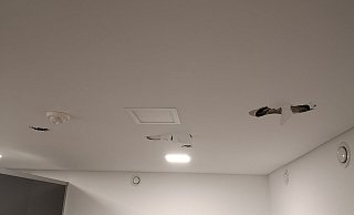 Unbekannte haben Löcher in die Decke geschlagen. - privat Unbekannte haben Löcher in die Decke geschlagen. - privat