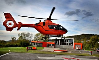 Ein Rettungshubschrauber hat eine schwer verletzte Person nach einem Unfall in Herford in ein Klinikum gebracht. - Sarah Jonek Ein Rettungshubschrauber hat eine schwer verletzte Person nach einem Unfall in Herford in ein Klinikum gebracht. - Sarah Jonek