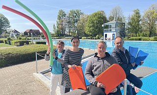 Heidi Wagner (v.l.), Marina Hagelganz, Jennifer Weiß und Markus Diering freuen sich auf den Start der Freibadsaison. Das Freibad Elverdissen, in dem noch letzte Vorbereitungsarbeiten anstehen, startet am Samstag, 13. Mai. Im Kleinen Felde geht es bereits am kommenden Samstag, 6. Mai, los. - Natalie Gottwald Heidi Wagner (v.l.), Marina Hagelganz, Jennifer Weiß und Markus Diering freuen sich auf den Start der Freibadsaison. Das Freibad Elverdissen, in dem noch letzte Vorbereitungsarbeiten anstehen, startet am Samstag, 13. Mai. Im Kleinen Felde geht es bereits am kommenden Samstag, 6. Mai, los. - Natalie Gottwald
