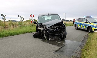 Der Renault wurde bei der Kollision mit der Bahn stark beschädigt. - Polizei Minden-Lübbecke Der Renault wurde bei der Kollision mit der Bahn stark beschädigt. - Polizei Minden-Lübbecke