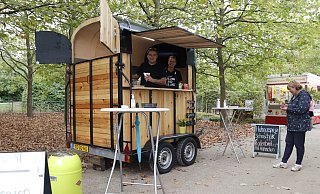 In einem ehemaligen Pferdeanhänger verkaufen Geert und Yvonne van der Tuuk Hühnersuppe. - Heidi Froreich In einem ehemaligen Pferdeanhänger verkaufen Geert und Yvonne van der Tuuk Hühnersuppe. - Heidi Froreich