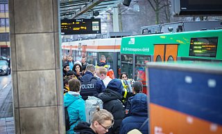 Einsatz in der Stadtbahn am Rathaus: Polizei und Rettungskräfte sind im Einsatz. - Sarah Jonek Einsatz in der Stadtbahn am Rathaus: Polizei und Rettungskräfte sind im Einsatz. - Sarah Jonek
