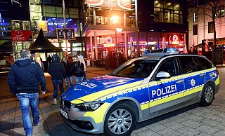 Bei Streitigkeiten vor einer Diskothek wird ein Polizist leicht verletzt. - Barbara Franke Bei Streitigkeiten vor einer Diskothek wird ein Polizist leicht verletzt. - Barbara Franke