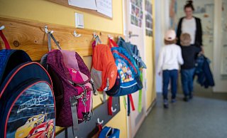 Schon seit über drei Jahren müssen Eltern immer wieder mit eingeschränkten Betreuungszeiten und Gruppenschließungen leben. - Monika Skolimowska Schon seit über drei Jahren müssen Eltern immer wieder mit eingeschränkten Betreuungszeiten und Gruppenschließungen leben. - Monika Skolimowska