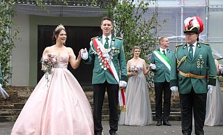 Im strahlenden Mittelpunkt: Bökendorfs Königspaar Johanna und Oliver Weskamp feiern mit großem Hofstaat und vielen Gästen ein ausgelassenes Schützenfest. - Madita Schellenberg Im strahlenden Mittelpunkt: Bökendorfs Königspaar Johanna und Oliver Weskamp feiern mit großem Hofstaat und vielen Gästen ein ausgelassenes Schützenfest. - Madita Schellenberg