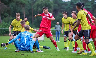 Arminia Bielefelds Semi Belkahia (M., Nr. 5) stochert den Ball an Venlos Torwart Jan de Boer vorbei zum 3:1 ins Tor. - Sarah Jonek Arminia Bielefelds Semi Belkahia (M., Nr. 5) stochert den Ball an Venlos Torwart Jan de Boer vorbei zum 3:1 ins Tor. - Sarah Jonek