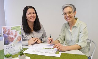 Sarah Austermühl (l.) und Meike Becker besprechen mit einem Plan der neuen Kita in Beverungen Details der Innenraumgestaltung. - Projekt Begegnung Kita Baumhaus Beverungen Sarah Austermühl (l.) und Meike Becker besprechen mit einem Plan der neuen Kita in Beverungen Details der Innenraumgestaltung. - Projekt Begegnung Kita Baumhaus Beverungen