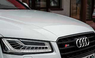 Der junge Fahrer im Audi S8 fühlte sich von anderen PS-Posern provoziert und gab Gas. - Symbolfoto: Unsplash / Creative Commons Der junge Fahrer im Audi S8 fühlte sich von anderen PS-Posern provoziert und gab Gas. - Symbolfoto: Unsplash / Creative Commons