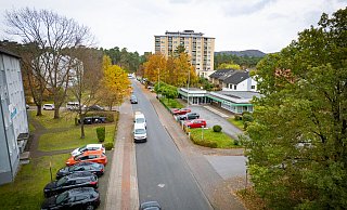 Im oberen Bereich der Elbeallee (Höhe Alsterweg) ist die Endhaltestelle der verlängerten Stadtbahnlinie 1 nach Sennestadt geplant. Viele der Wohneigentümer in den Häusern auf der linken Seite wollen sich weigern, der Stadt Grund zu verkaufen. Die Politik denkt nun wieder laut über Alternativen nach. - Mike-Dennis Müller / www.mdm.photo Im oberen Bereich der Elbeallee (Höhe Alsterweg) ist die Endhaltestelle der verlängerten Stadtbahnlinie 1 nach Sennestadt geplant. Viele der Wohneigentümer in den Häusern auf der linken Seite wollen sich weigern, der Stadt Grund zu verkaufen. Die Politik denkt nun wieder laut über Alternativen nach. - Mike-Dennis Müller / www.mdm.photo