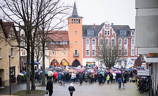 Bürgerinnen und Bürger protestieren gegen Rechtsextremismus unter dem Motto Nie wieder ist jetzt. Das Bündnis Lübbecke zeigt Gesicht hatte dazu aufgerufen.Foto: Noah Wedel - Noah Wedel Bürgerinnen und Bürger protestieren gegen Rechtsextremismus unter dem Motto Nie wieder ist jetzt. Das Bündnis Lübbecke zeigt Gesicht hatte dazu aufgerufen.Foto: Noah Wedel - Noah Wedel