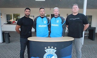 Junges Führungsquartett: Beim Bezirksligisten SV Eidinghausen-Werste ziehen Shindar Mohammad (von links, Sportlicher Leiter), Co-Trainer und Spieler Andreas Vidovic, Trainer Nils Mühlenweg und der Sportliche Leiter und Torwarttrainer Marc Holtkamp die Fäden. - Wolfgang Döbber Junges Führungsquartett: Beim Bezirksligisten SV Eidinghausen-Werste ziehen Shindar Mohammad (von links, Sportlicher Leiter), Co-Trainer und Spieler Andreas Vidovic, Trainer Nils Mühlenweg und der Sportliche Leiter und Torwarttrainer Marc Holtkamp die Fäden. - Wolfgang Döbber
