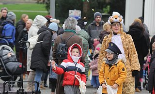 Die Kita Luftikus läuft mit etwa 300 Teilnehmern zum Rosenmontag durch die Innenstadt und wirft Bonbons und Konfetti. - Ulf Hanke Die Kita Luftikus läuft mit etwa 300 Teilnehmern zum Rosenmontag durch die Innenstadt und wirft Bonbons und Konfetti. - Ulf Hanke