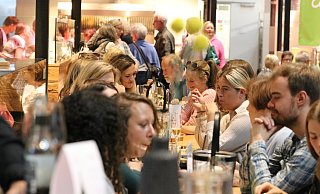 Mehrere Hundert Besucher zog es beispielsweise Anfang August zum Feierabendmarkt in die Markthalle. - Claus Frickemeier Mehrere Hundert Besucher zog es beispielsweise Anfang August zum Feierabendmarkt in die Markthalle. - Claus Frickemeier